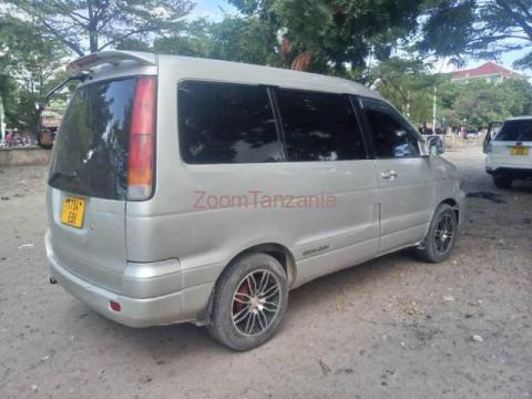 Toyota Noah Sr40 - 3/5