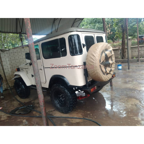 TOYOTA LAND CRUISER FJ20 - 1/4