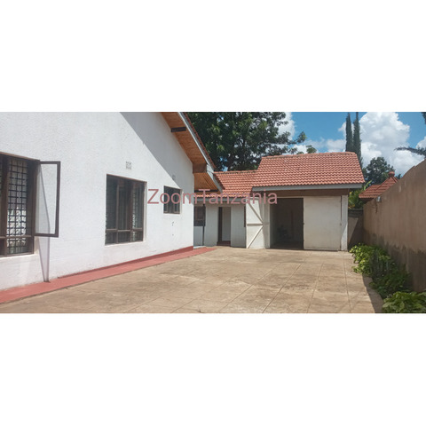 3BEDROOM HOUSE WITH STAFF HOUSE FOR SALE IN NJIRO, ARUSHA,TANZANIA - 1/4