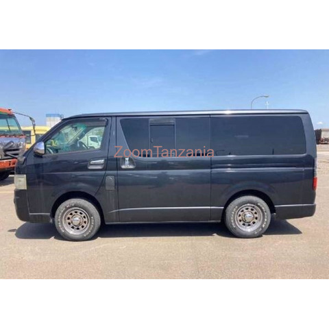 Toyota Hiace Van - 4/4