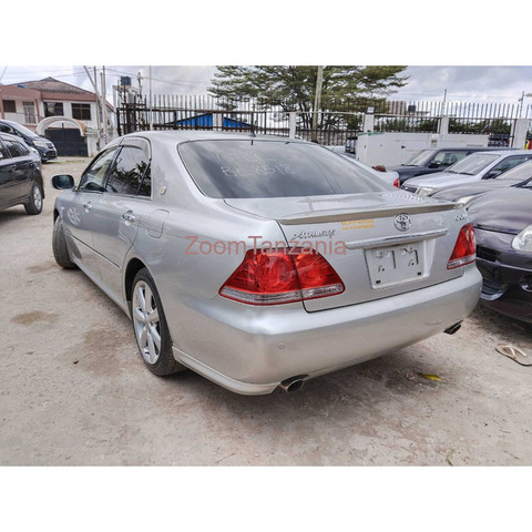 Toyota Crown Athlete 2004 Model, Sunroof, - 2/4