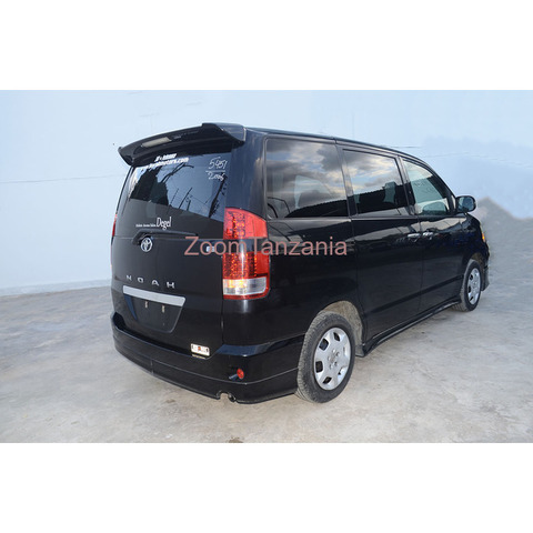 Toyota Noah 2006 - 2/4