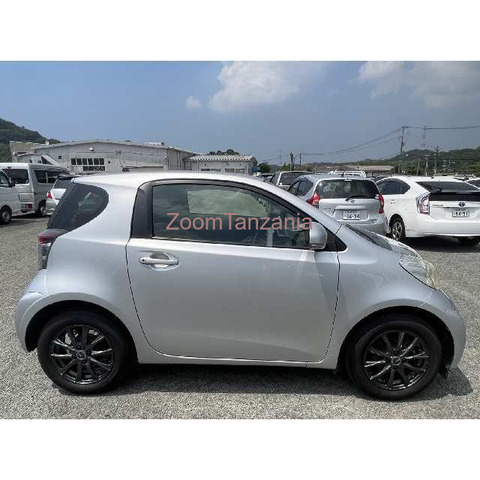 TOYOTA IQ - 1/4