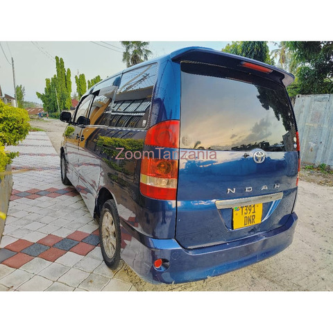 Toyota Noah - 4/4