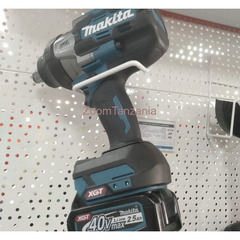 Makita 3/4” Drive Impact Wrench with 2 batteries and Chanrger