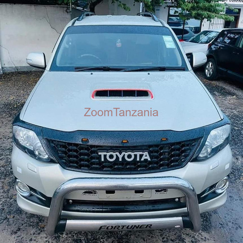 Toyota Fortuner - 1/4