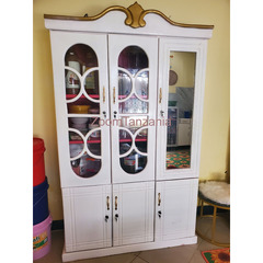 USED STUNNING GLASS CUPBOARD IN GREAT SHAPE - 2