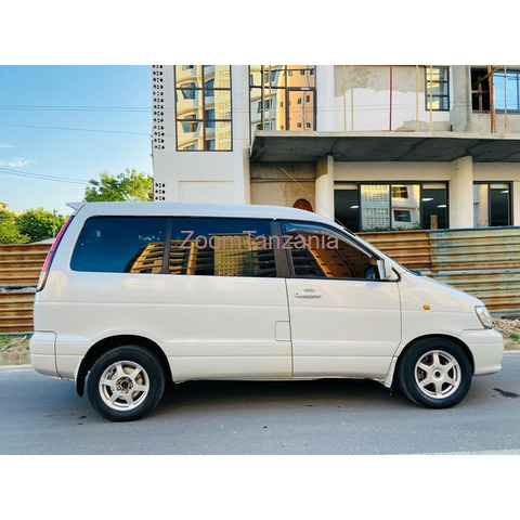 Toyota noah - 4/4