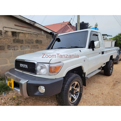 Land cruiser pick up for sale in Dar es salaam. - 3/4