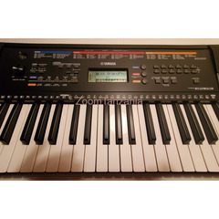 Yamaha PSR-E263 61-Key Digital Keyboard Very Clean