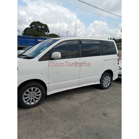 Toyota Noah - 2/4