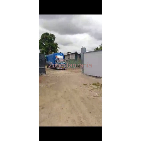 Commercial yard/showroom for sale - 3/4