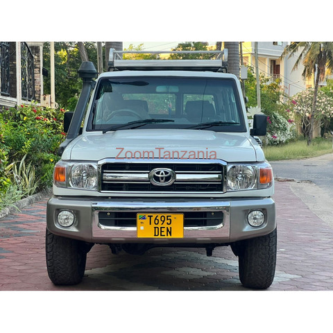 2015 Toyota Landcruiser LX HARDTOP - 2/4