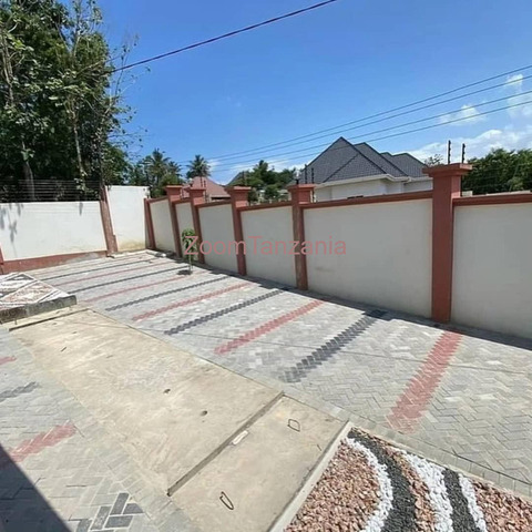 HOUSE FOR SALE MBEZIBEACH - 4/4