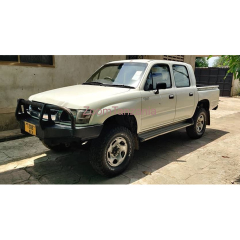 Toyota Hilux Double Cabin - 1/4