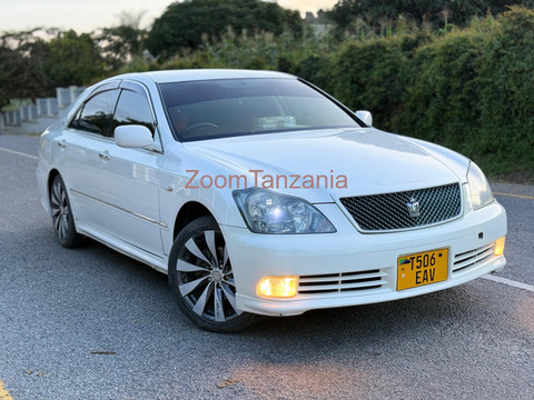 Toyota Crown - 2/6