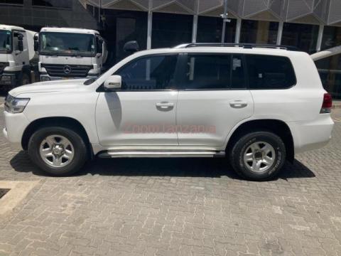 2016 Toyota Landcruiser V8, Diesel, Automatic, for Sale in Dar es Salaam - 2/6